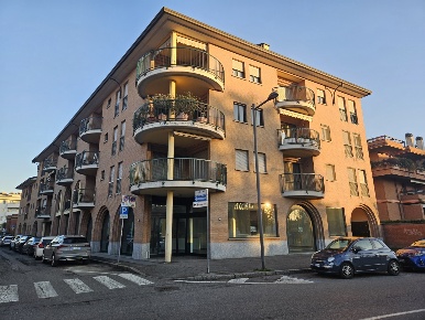 Foto Negozio in Via Cesare Battisti, Treviglio di 417 m² con 1 locali
