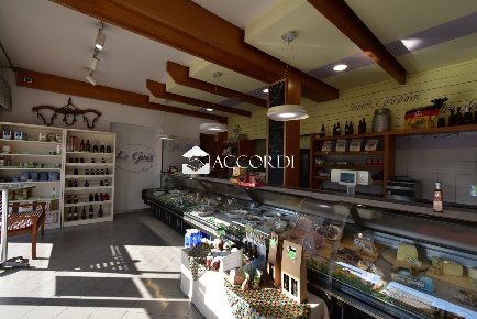 Foto Attività commerciale a Conegliano Centro di 150 m² con 3 locali