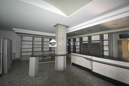 Foto Locale commerciale a Conegliano Centro di 150 m² con 2 locali