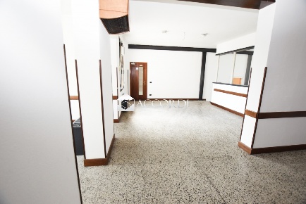 Foto Negozio a Asolo di 440 m² con 10 locali in vendita