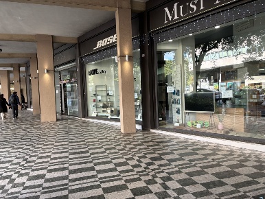 Foto Negozio in VIA XII OTTOBRE, Genova Centro Città di 300 m² con 5 locali