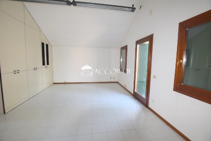 Foto Ufficio a Montebelluna Centro di 89 m² con 2 locali in vendita