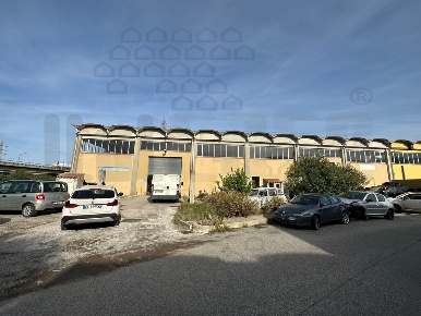 Foto Locale commerciale a Villafranca Tirrena Centro di 600 m² con 5 locali