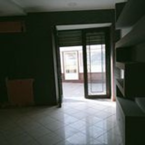 Foto Locale commerciale a Pomigliano d'Arco Centro di 90 m² in affitto