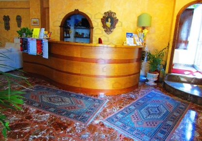 Foto Locale commerciale a Taormina di 500 m² con 15 locali in vendita