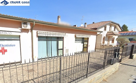 Foto Negozio in VIA DANTE ALIGHIERI, Albiate di 100 m² con 1 locali
