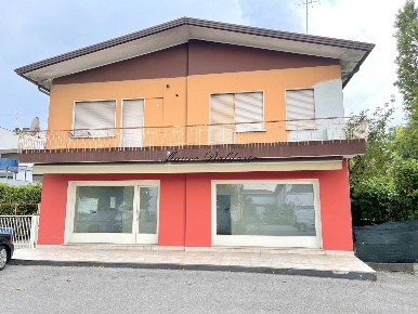 Foto Locale commerciale a Susegana Priula Colfosco di 200 m² con 4 locali