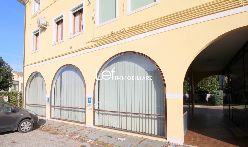 Foto Locale commerciale a Villorba Lancenigo Villorba di 94 m² con 1 locali