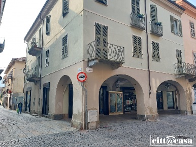 Foto Negozio in via Torino, Chivasso Centro di 355 m² con 8 locali