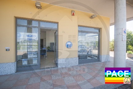 Foto Locale commerciale in Eugenio Montale, Cura Carpignano di 100 m²
