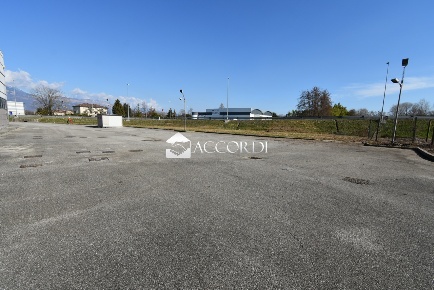 Foto Locale commerciale a Sacile Centro di 5400 m² con 4 locali in vendita