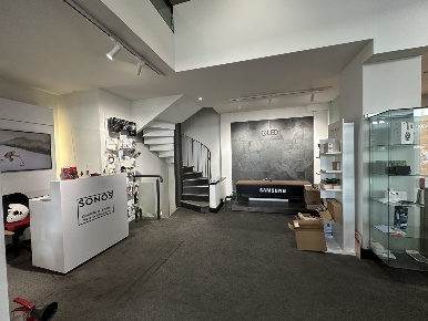 Foto Negozio in Via XII ottobre, Genova Centro Città di 300 m² con 3 locali