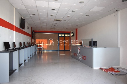 Foto Locale commerciale a Novellara di 98 m² con 1 locali in affitto