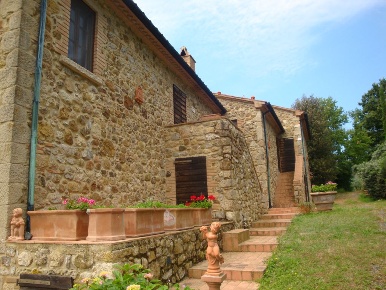 Foto Agriturismo a Pomarance di 450 m² con 11 locali in vendita