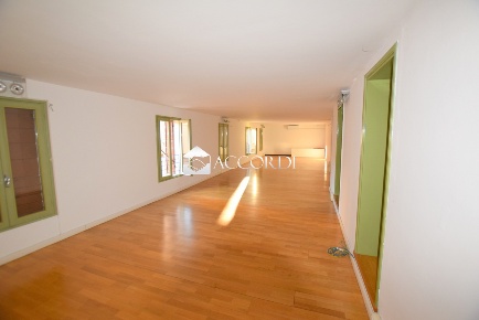 Foto Ufficio a Montebelluna Centro di 400 m² con 1 locali in affitto