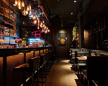 Foto Attività commerciale in Piazza Della Repubblica, Roma di 120 m²