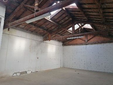Foto Locale commerciale a Prato di 700 m² con 5 locali in vendita