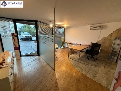 Foto Negozio in VIA CADORE, Seregno Ceredo di 120 m² con 3 locali