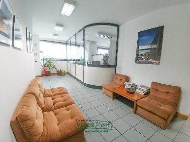 Foto Ufficio in VIALE TIZIANO, Asolo Centro di 400 m² con 10 locali