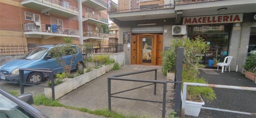 Foto Locale commerciale in Via Vincenzo Tomassini 15, Roma di 40 m²