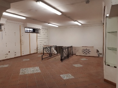 Foto Negozio in via francesco Cilea 155, Napoli Vomero di 140 m² in vendita