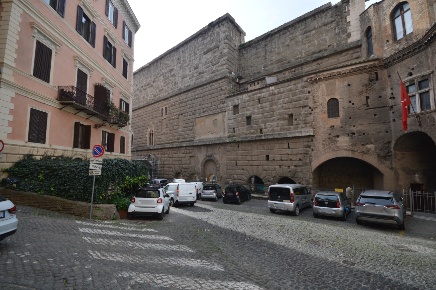Foto Negozio in piazza del Grillo, Roma Colosseo - Fori Imperiali di 159 m²
