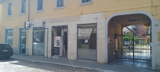 Foto Negozio in via Roma, Magenta Centro di 45 m² con 2 locali in affitto