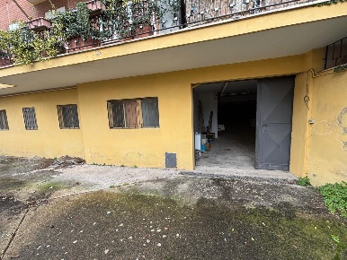 Foto Negozio in via Cassani, Grottaferrata Centro di 300 m² con 1 locali