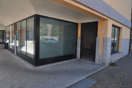 Foto Negozio in piazza Pertini, Santo Stefano Ticino di 70 m² con 2 locali