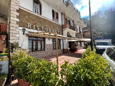 Foto Attività commerciale in via Nemorense, Nemi di 310 m² con 1 locali