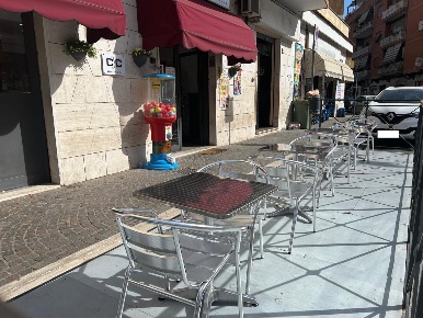 Foto Bar in piazza Federico II, Pomezia Pomezia Centro di 90 m² in vendita