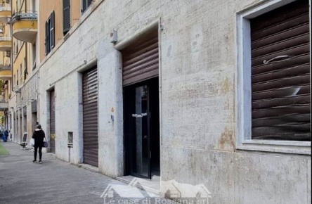 Foto Negozio in via Francesco Valesio, Roma Appio Latino di 136 m²