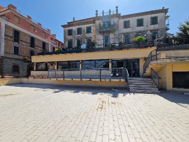 Foto Negozio in piazza della Repubblica, Rocca di Papa Centro di 330 m²