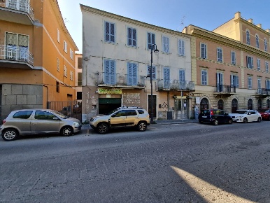 Foto Negozio in corso Vittoria Colonna, Marino Centro di 60 m² con 2 locali