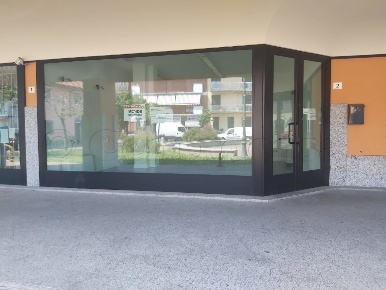Foto Negozio in piazza Pertini 1, Santo Stefano Ticino di 44 m² in vendita