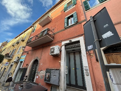 Foto Negozio in corso Trieste, Marino Centro di 40 m² con 1 locali