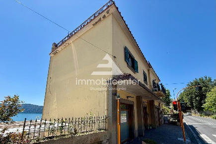 Foto Negozio in viale Bruno Buozzi 66, Castel Gandolfo di 35 m² in affitto