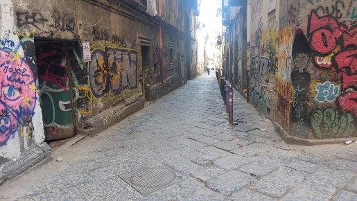Foto Negozio in vico San Geronimo, Napoli Centro Storico di 30 m²