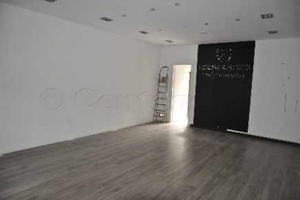 Foto Negozio in via Roma, Magenta Centro di 40 m² con 2 locali in affitto
