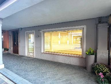 Foto Negozio in via Jacopo Scajaro, Asiago Centro di 80 m² con 2 locali