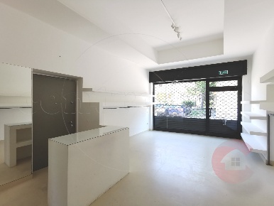 Foto Negozio in via IV Giugno, Magenta Centro di 50 m² con 2 locali