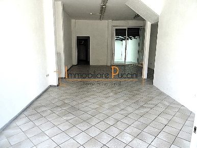 Foto Attività commerciale in via Buozzi, Campi Bisenzio Centro di 100 m²