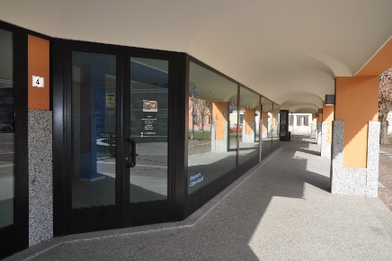 Foto Negozio in piazza Pertini, Santo Stefano Ticino di 100 m² con 3 locali
