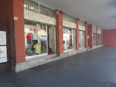 Foto Negozio in via Roma, Magenta Centro di 93 m² con 4 locali in affitto