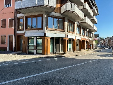 Foto Ufficio in via Milano, Roana Canove Di Roana di 98 m² con 3 locali