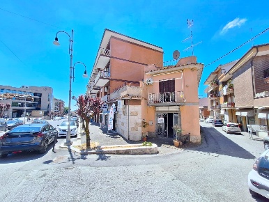 Foto Negozio in via Sebastiano Silvestri 148, Genzano di Roma Centro