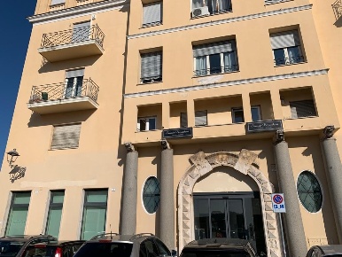 Foto Negozio in piazza Monte Grappa, Frascati di 200 m² con 6 locali