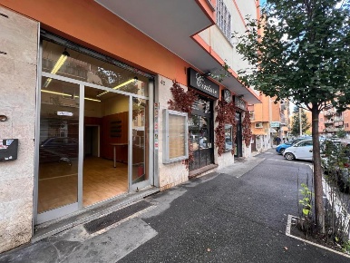 Foto Negozio in Via Monti di Creta, Roma di 30 m² con 1 locali in affitto
