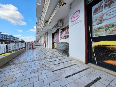 Foto Negozio in Viale Mediterraneo, Palo del Colle di 150 m² con 2 locali