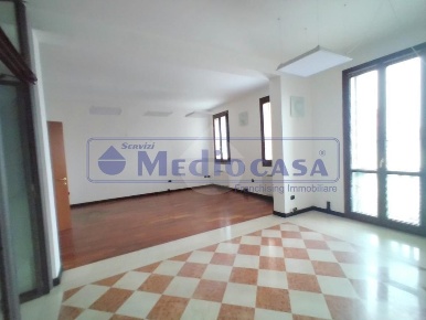 Foto Ufficio in Viale Porta Po, Rovigo di 326 m² con 8 locali in affitto